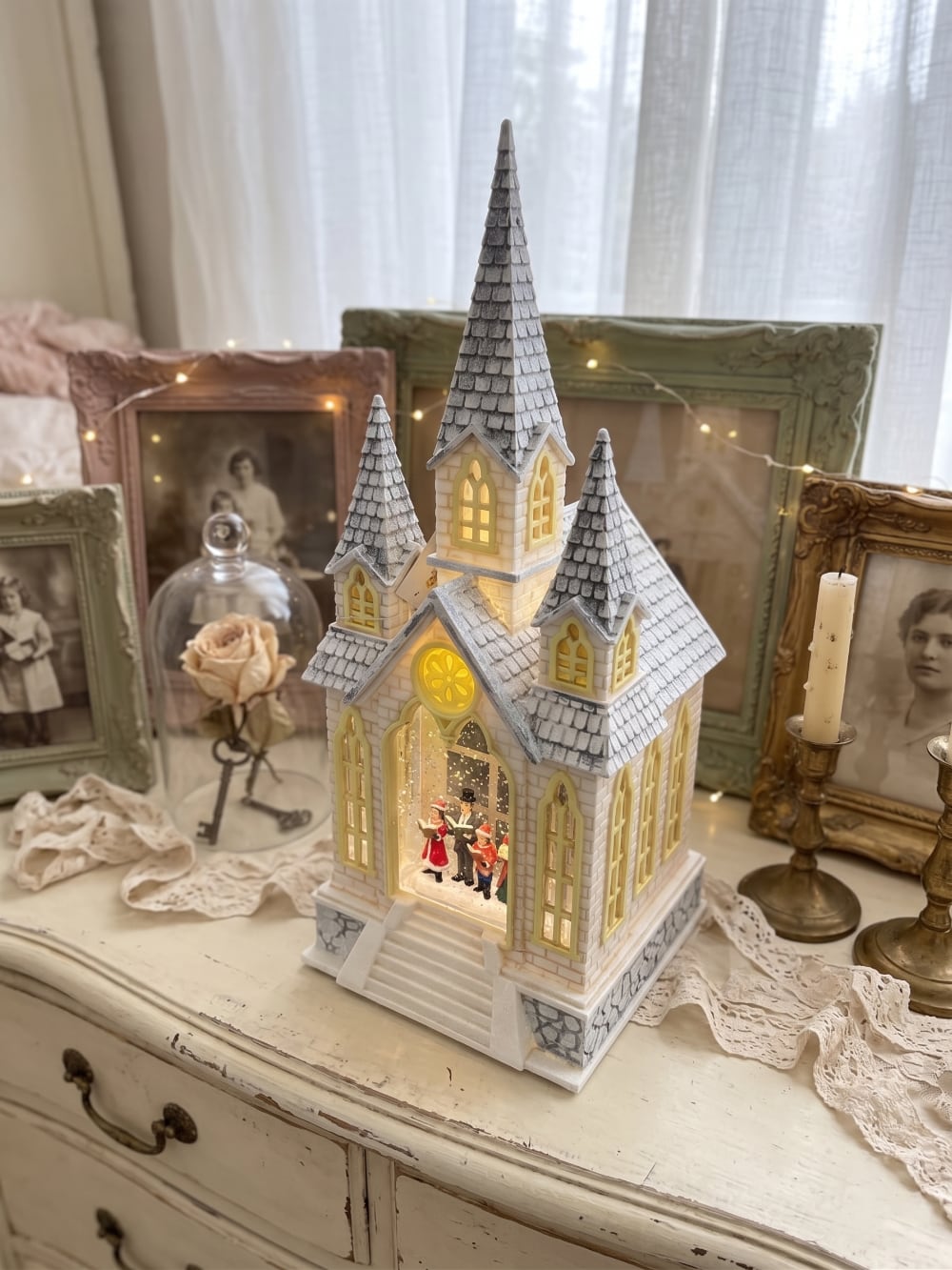 Chapelle de Noël lumineuse avec chorale miniature, éclairage chaleureux et paillettes animées, décoration féérique de village de Noël romantique