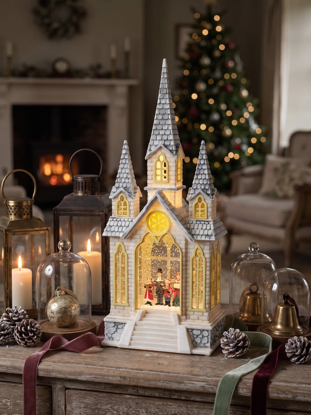 Chapelle de Noël lumineuse avec chorale miniature, éclairage chaleureux et paillettes animées, décoration féérique de village de Noël romantique
