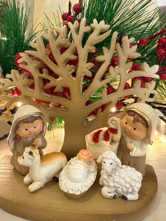 Petite crèche de Noël en bois et résine beige et doré, avec arbre décoratif, Sainte Famille et animaux, style shabby chic et décoration féérique.