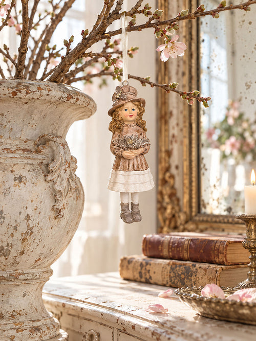 Petite fille décorative à suspendre beige rosé, ivoire et doré, style romantique et poétique pour décoration shabby chic