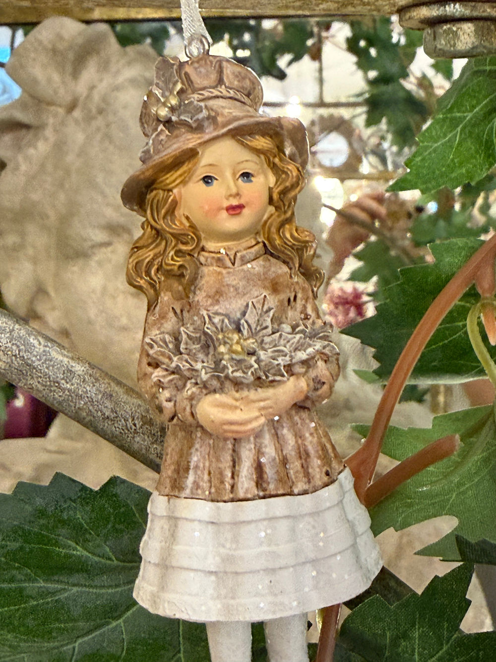 Petite fille décorative à suspendre beige rosé, ivoire et doré, style romantique et poétique pour décoration shabby chic