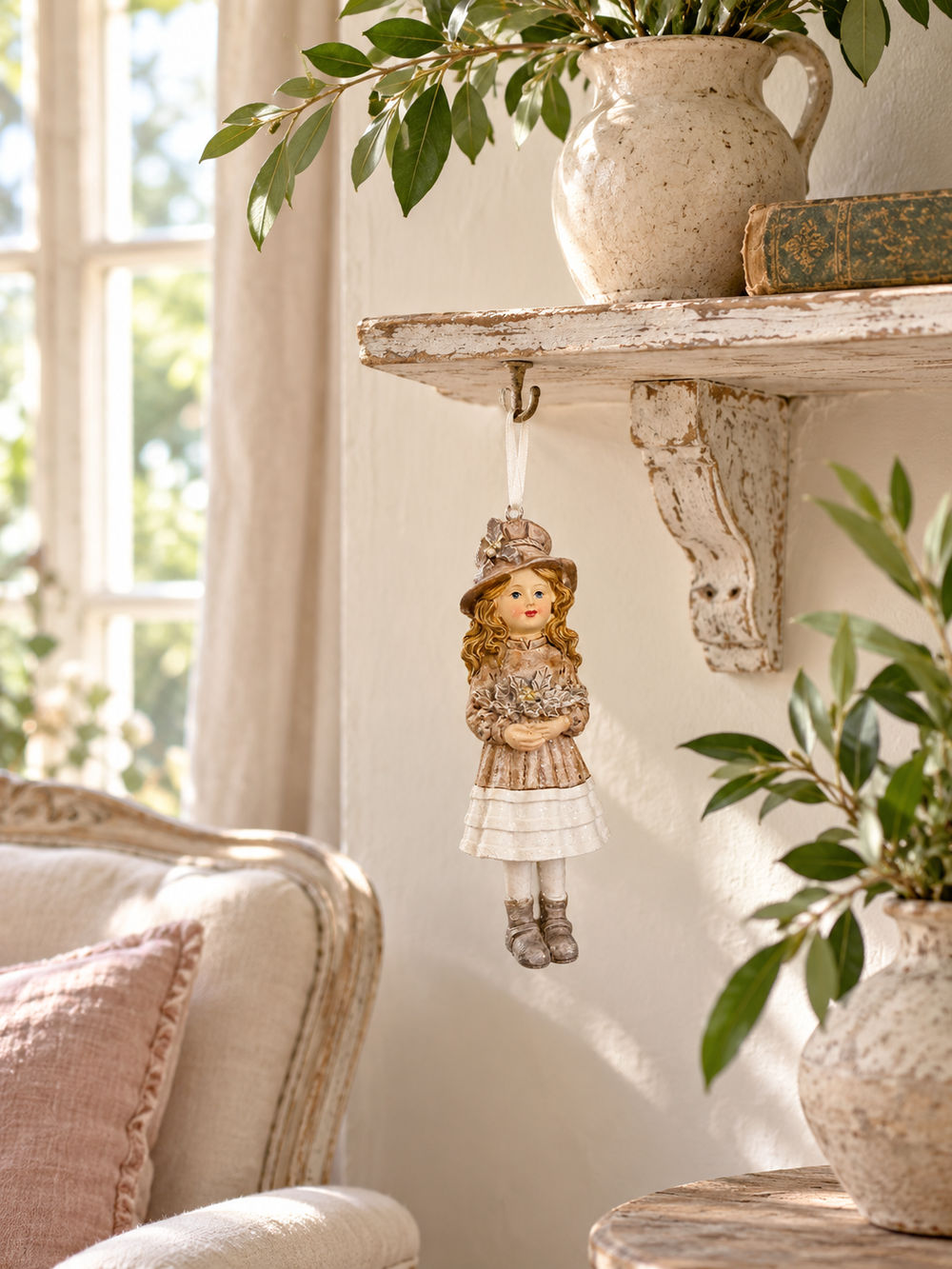 Petite fille décorative à suspendre beige rosé, ivoire et doré, style romantique et poétique pour décoration shabby chic
