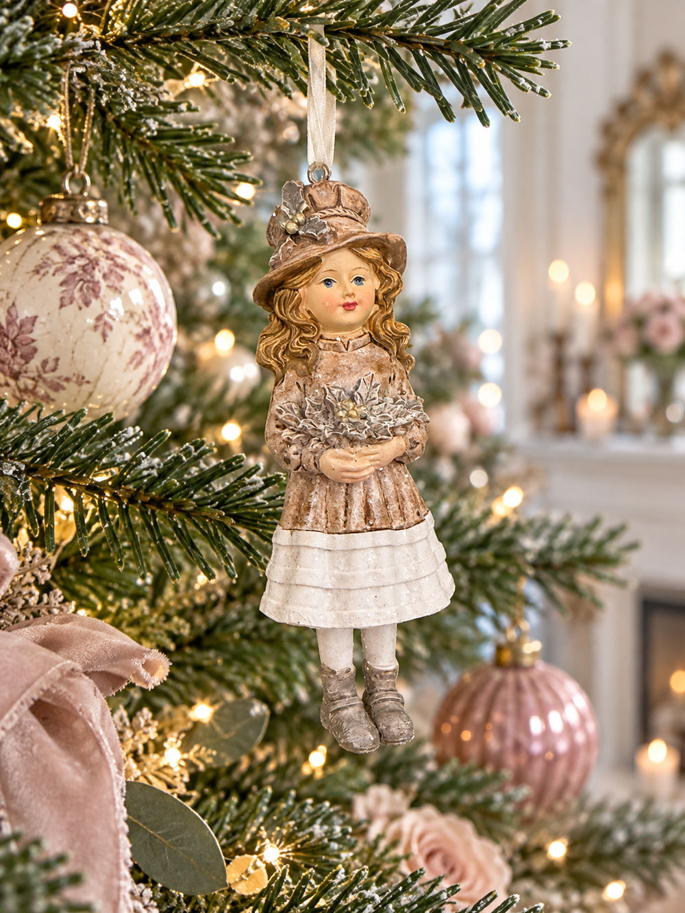 Petite fille décorative à suspendre beige rosé, ivoire et doré, style romantique et poétique pour décoration shabby chic