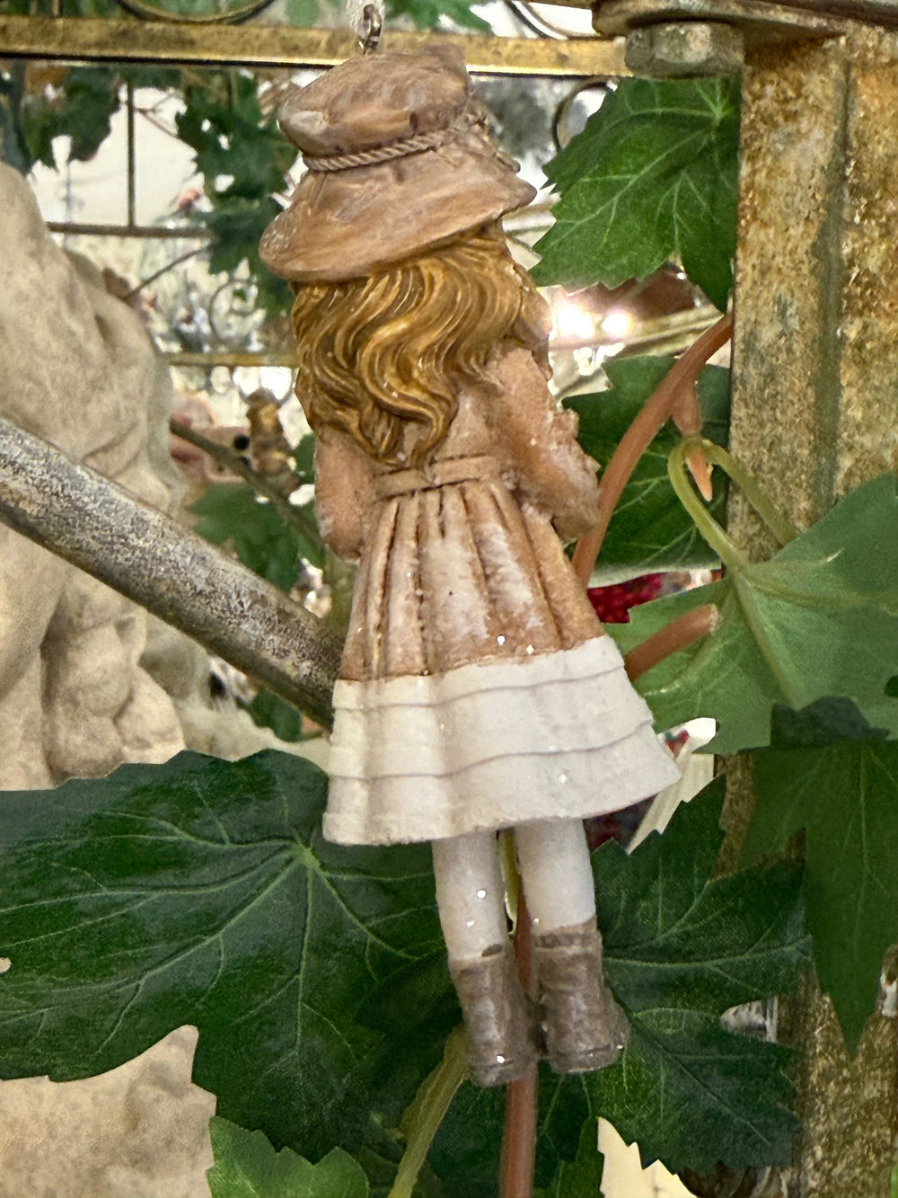 Petite fille décorative à suspendre beige rosé, ivoire et doré, style romantique et poétique pour décoration shabby chic