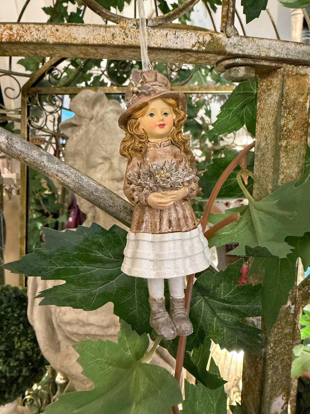 Petite fille décorative à suspendre beige rosé, ivoire et doré, style romantique et poétique pour décoration shabby chic