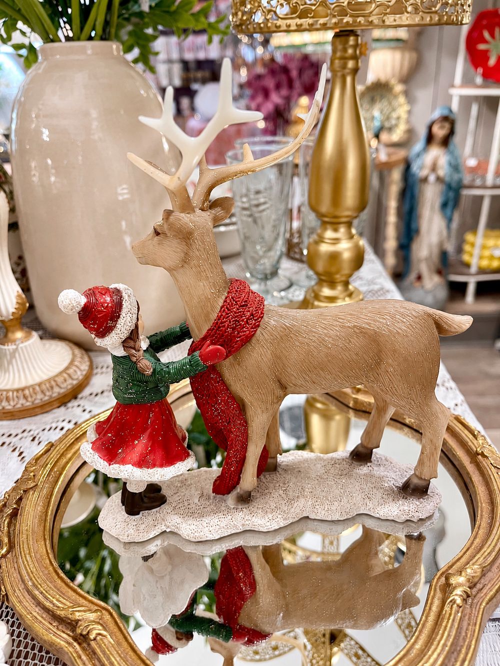 Vue arrière de la figurine Petite Fille et Son Cerf, montrant la tresse et l’écharpe rouge.