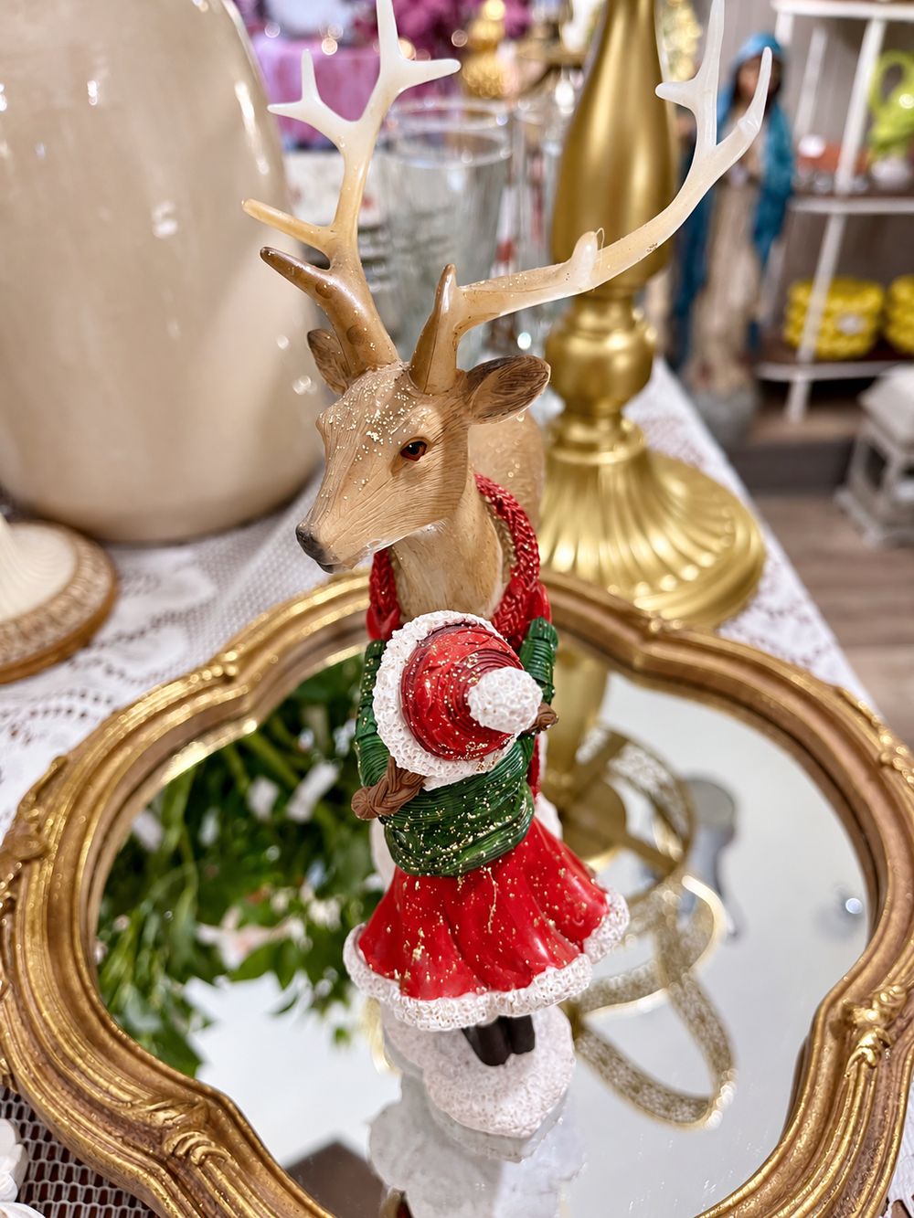 Vue rapprochée de la figurine Petite Fille et Son Cerf, détails des bois et du bonnet.