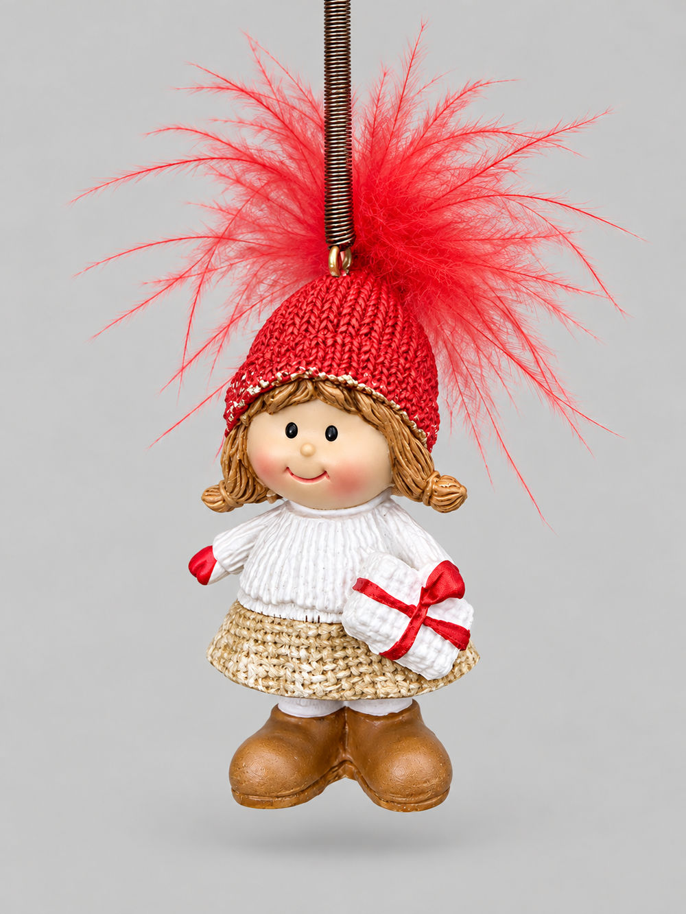 Petite fille de Noël à suspendre sur ressort avec bonnet rouge, tenue blanche et beige et petit cadeau, décoration poétique et féérique pour sapin