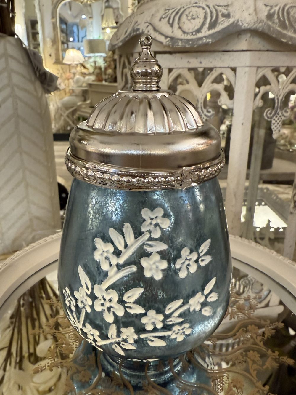 Petite lanterne LED bleue en verre avec motifs floraux en relief et couvercle argenté en métal, décoration romantique et shabby chic pour une ambiance lumineuse chaleureuse