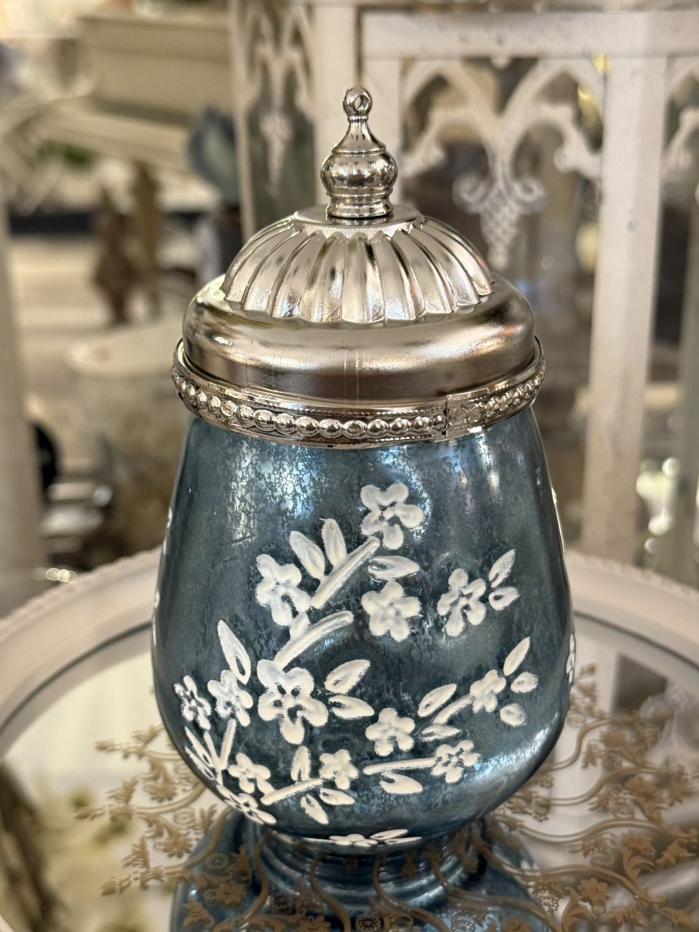 Petite lanterne LED bleue en verre avec motifs floraux en relief et couvercle argenté en métal, décoration romantique et shabby chic pour une ambiance lumineuse chaleureuse