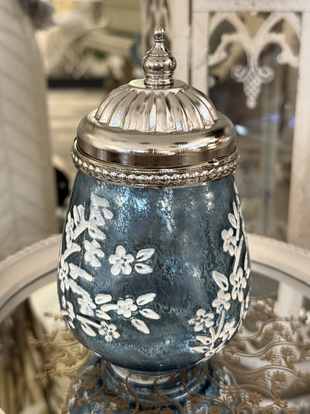 Petite lanterne LED bleue en verre avec motifs floraux en relief et couvercle argenté en métal, décoration romantique et shabby chic pour une ambiance lumineuse chaleureuse