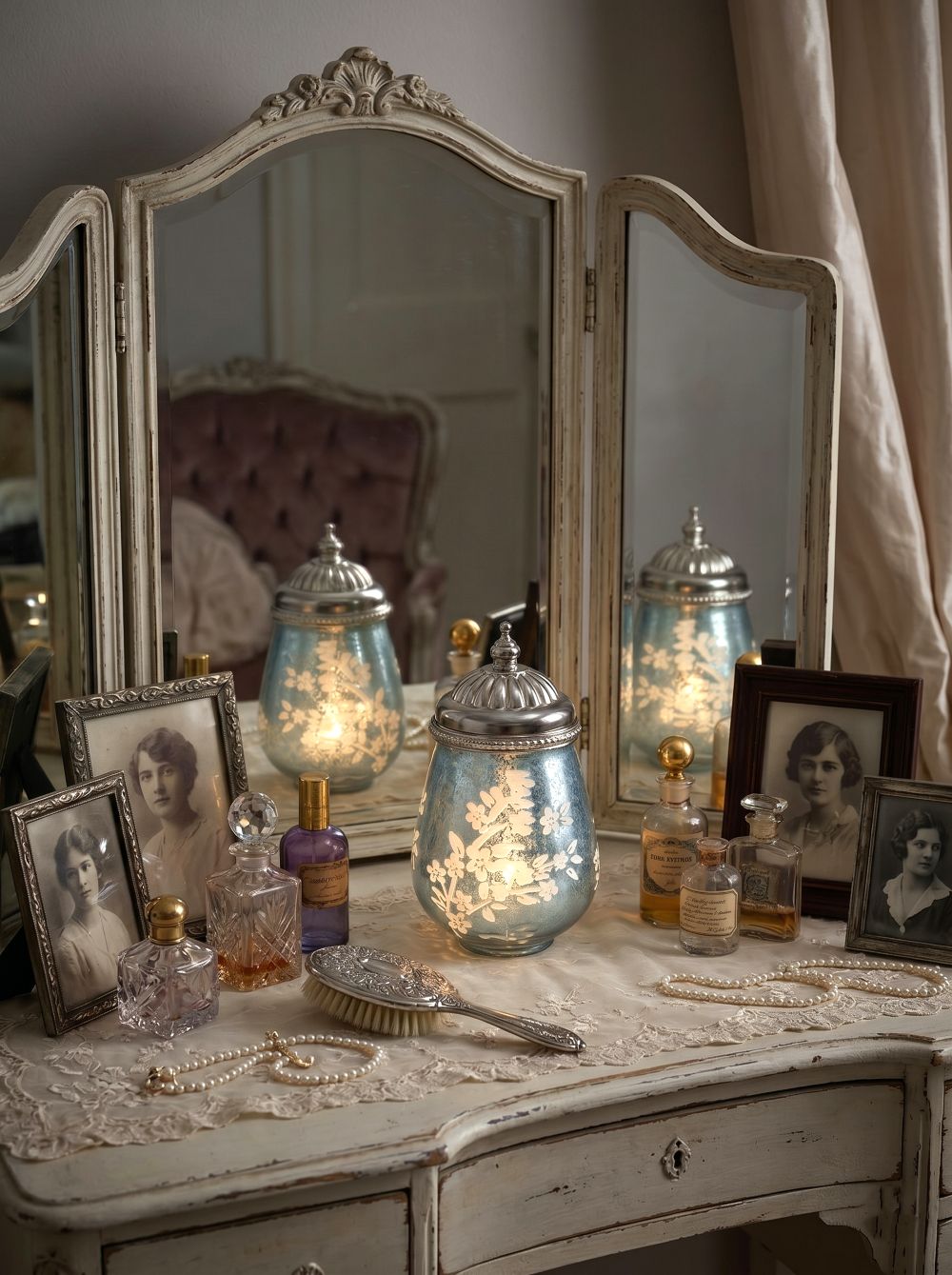 Petite lanterne LED bleue en verre avec motifs floraux en relief et couvercle argenté en métal, décoration romantique et shabby chic pour une ambiance lumineuse chaleureuse
