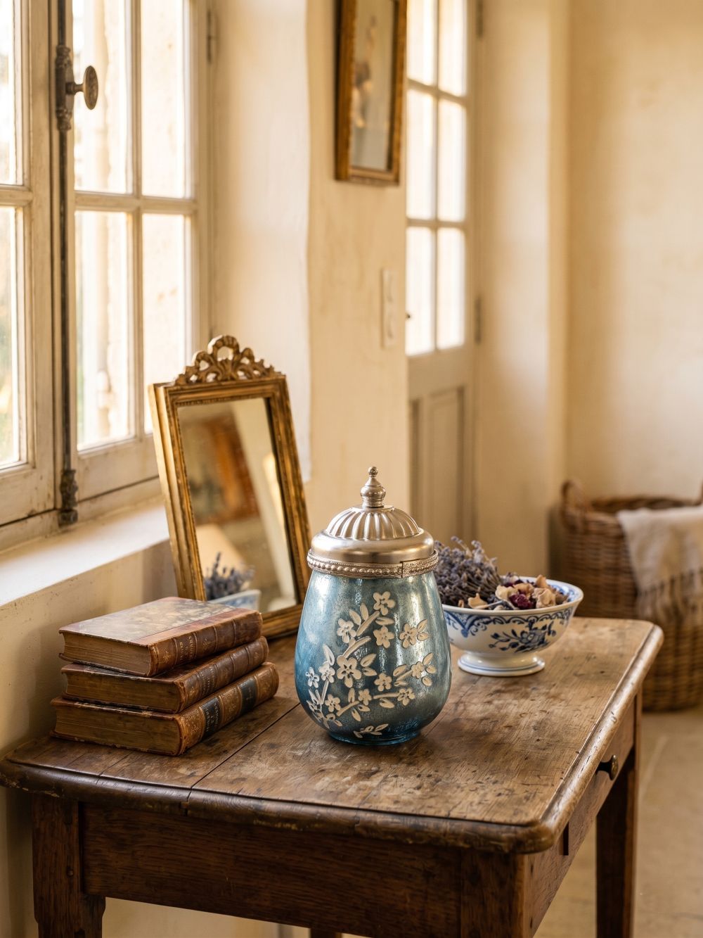 Petite lanterne LED bleue en verre avec motifs floraux en relief et couvercle argenté en métal, décoration romantique et shabby chic pour une ambiance lumineuse chaleureuse
