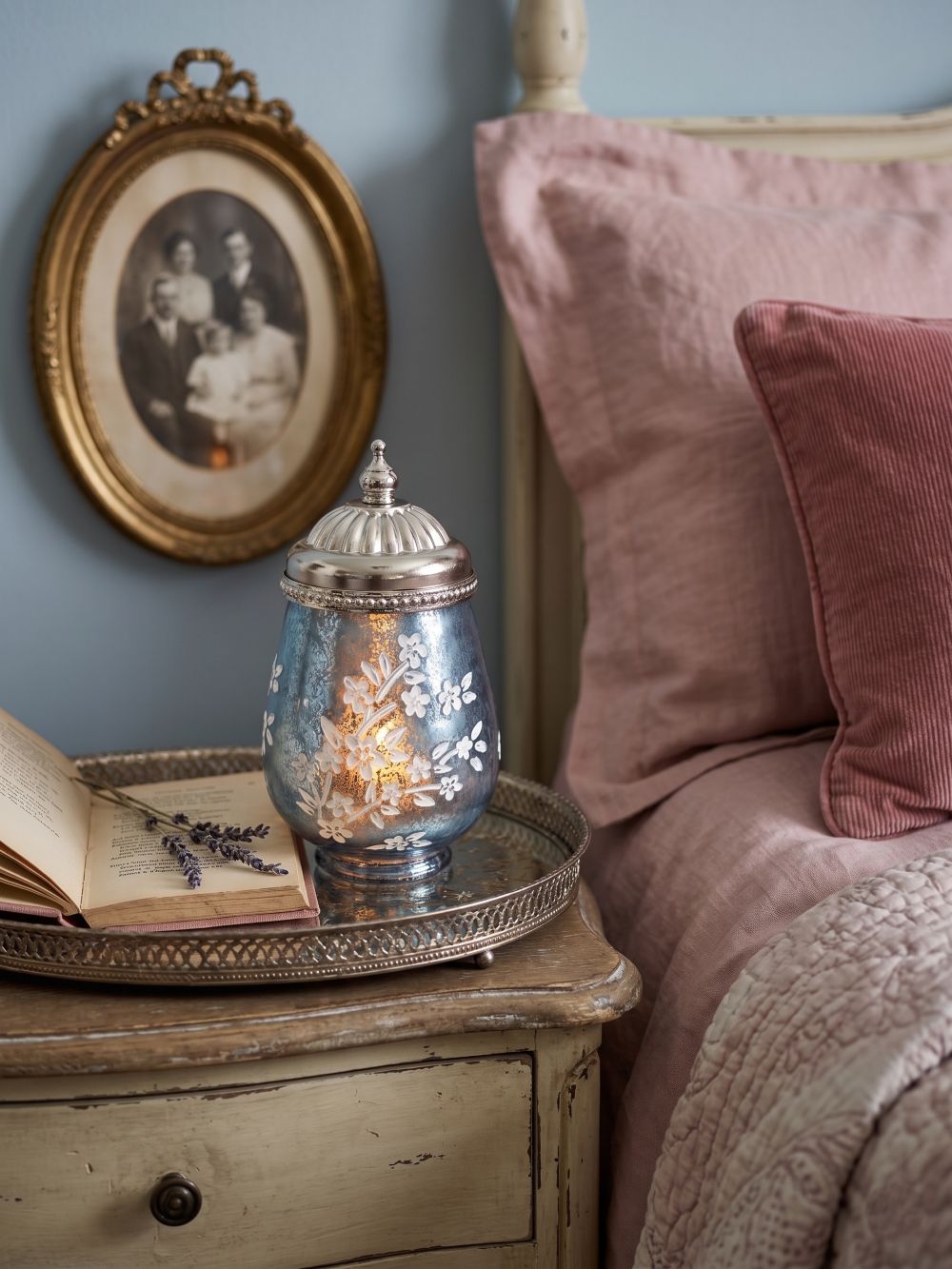 Petite lanterne LED bleue en verre avec motifs floraux en relief et couvercle argenté en métal, décoration romantique et shabby chic pour une ambiance lumineuse chaleureuse