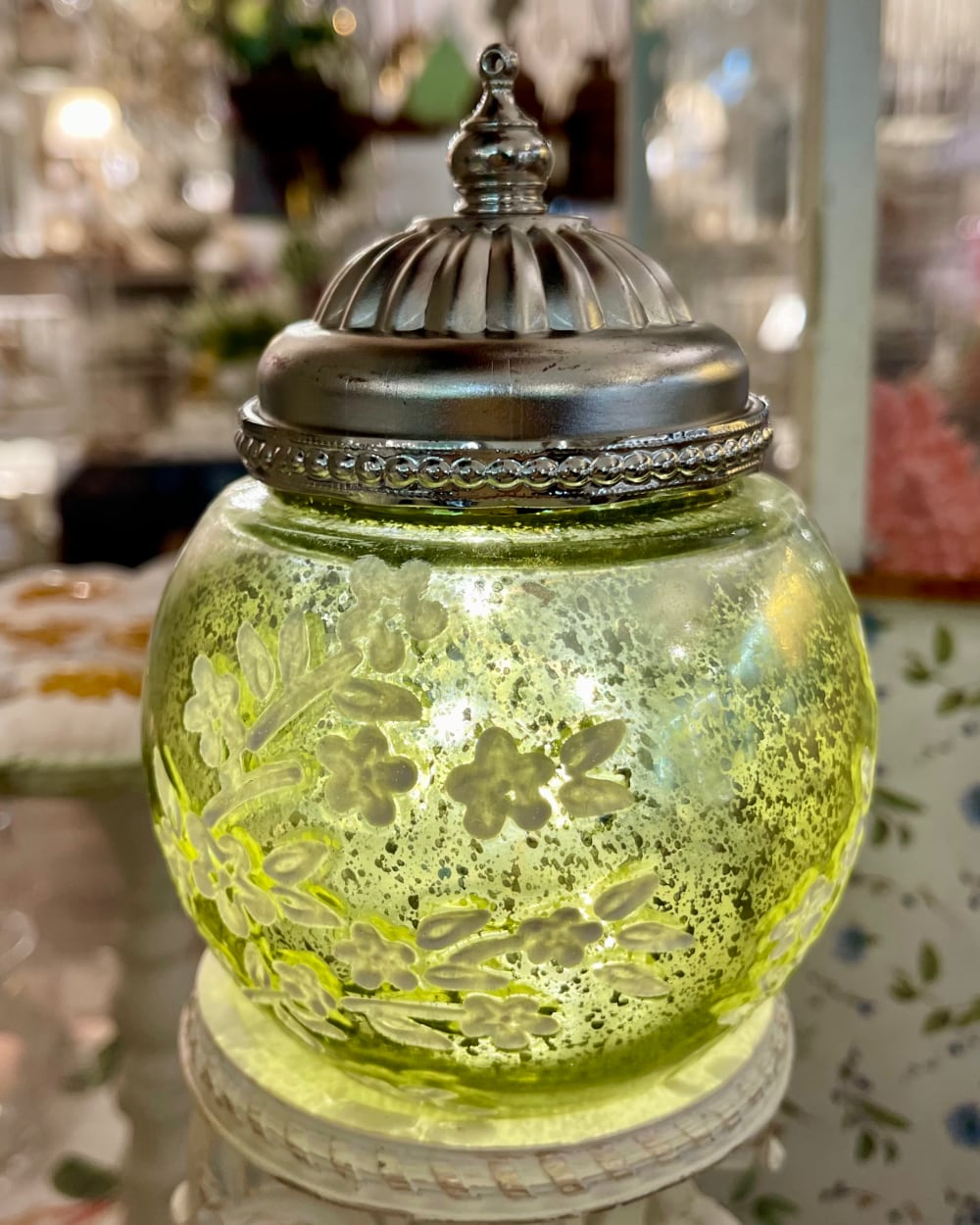 Petite lanterne verte en verre et métal avec éclairage LED, décoration romantique et shabby chic pour créer une ambiance chaleureuse et poétique
