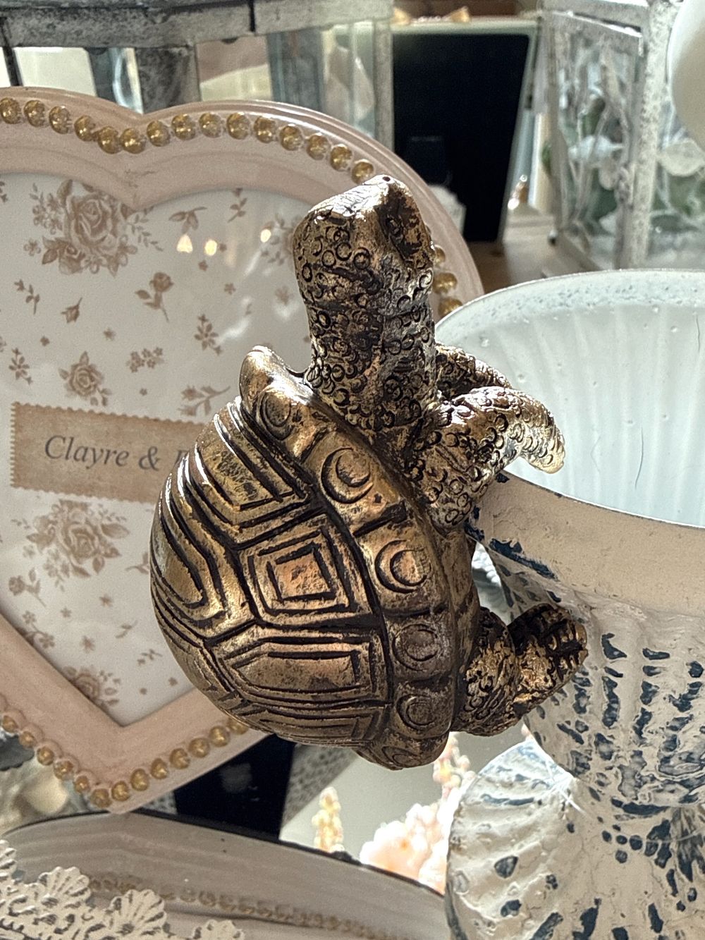 Petite tortue grimpeuse décorative dorée patinée, figurine de charme style shabby chic et ambiance romantique, posée sur un rebord
