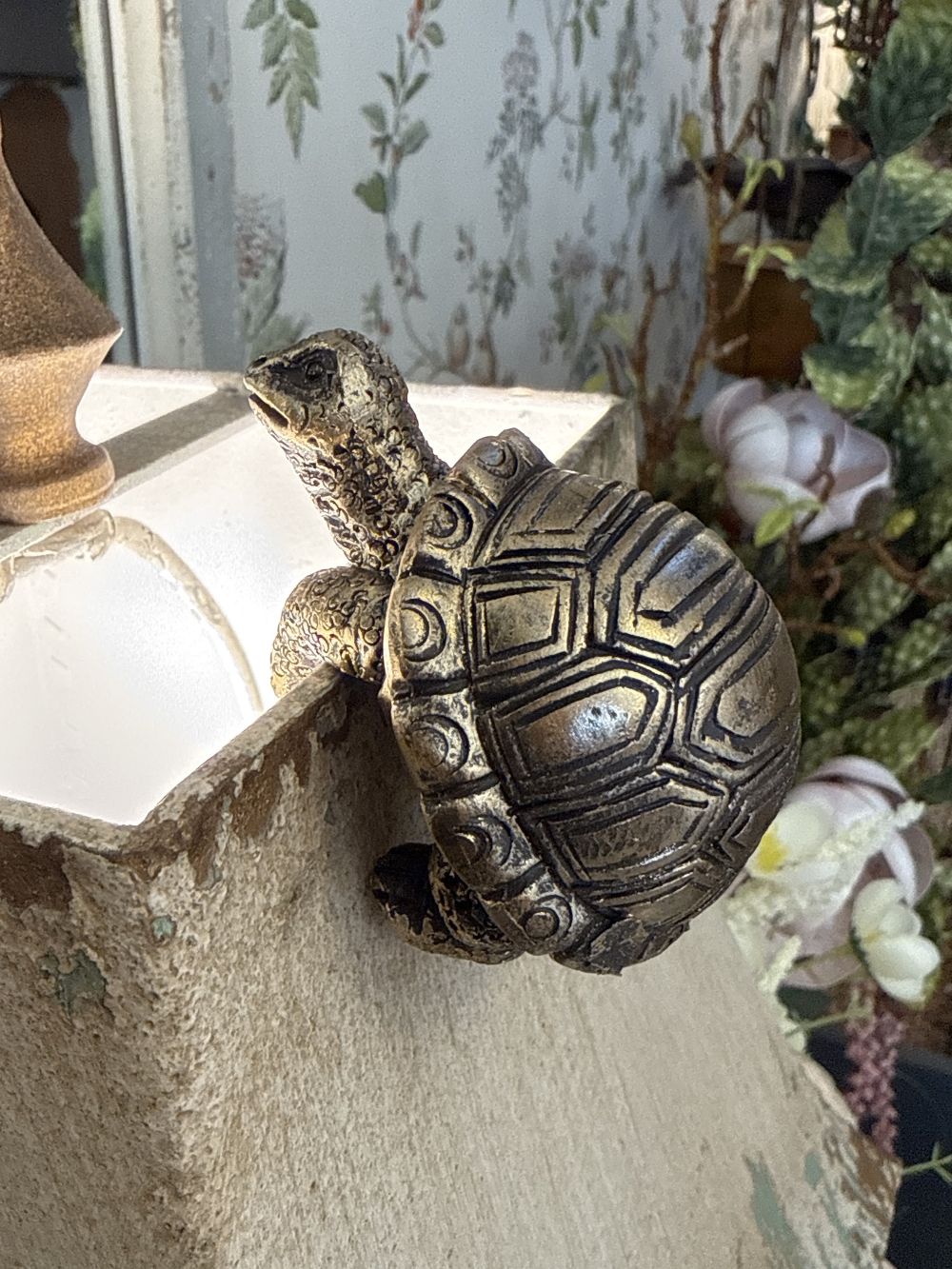 Petite tortue grimpeuse décorative dorée patinée, figurine de charme style shabby chic et ambiance romantique, posée sur un rebord