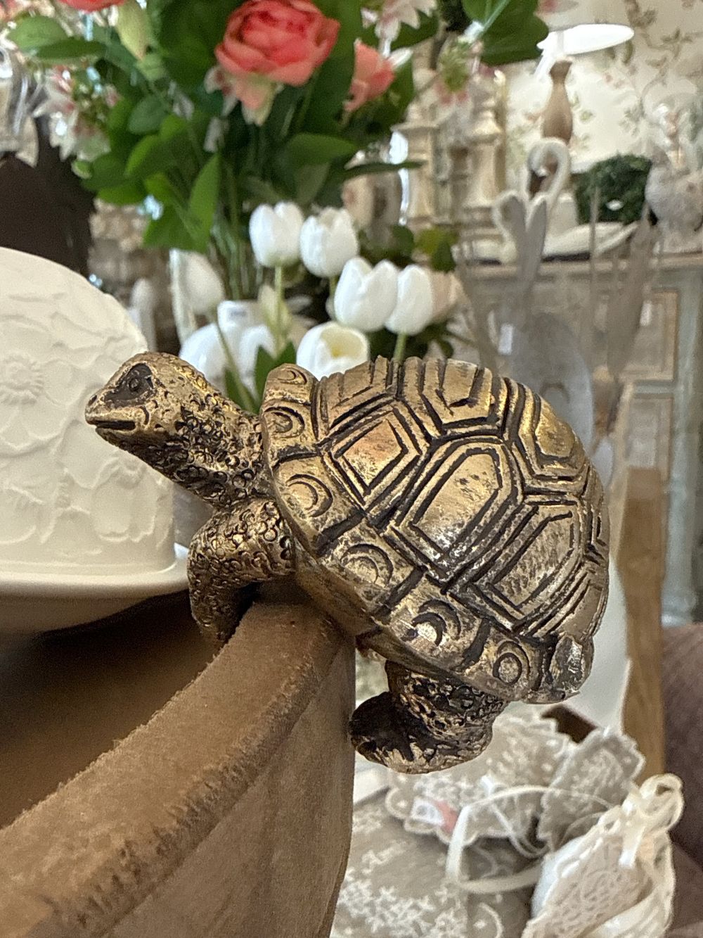 Petite tortue grimpeuse décorative dorée patinée, figurine de charme style shabby chic et ambiance romantique, posée sur un rebord