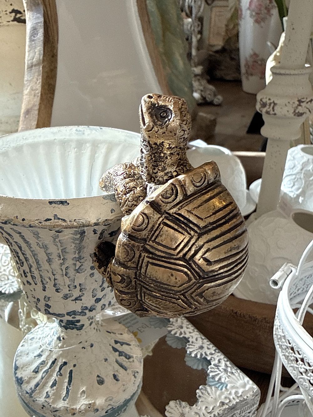 Petite tortue grimpeuse décorative dorée patinée, figurine de charme style shabby chic et ambiance romantique, posée sur un rebord