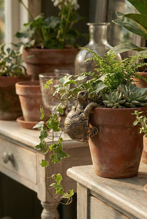 Petite tortue grimpeuse décorative dorée patinée, figurine de charme style shabby chic et ambiance romantique, posée sur un rebord