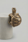 Petite tortue grimpeuse décorative dorée patinée, figurine de charme style shabby chic et ambiance romantique, posée sur un rebord