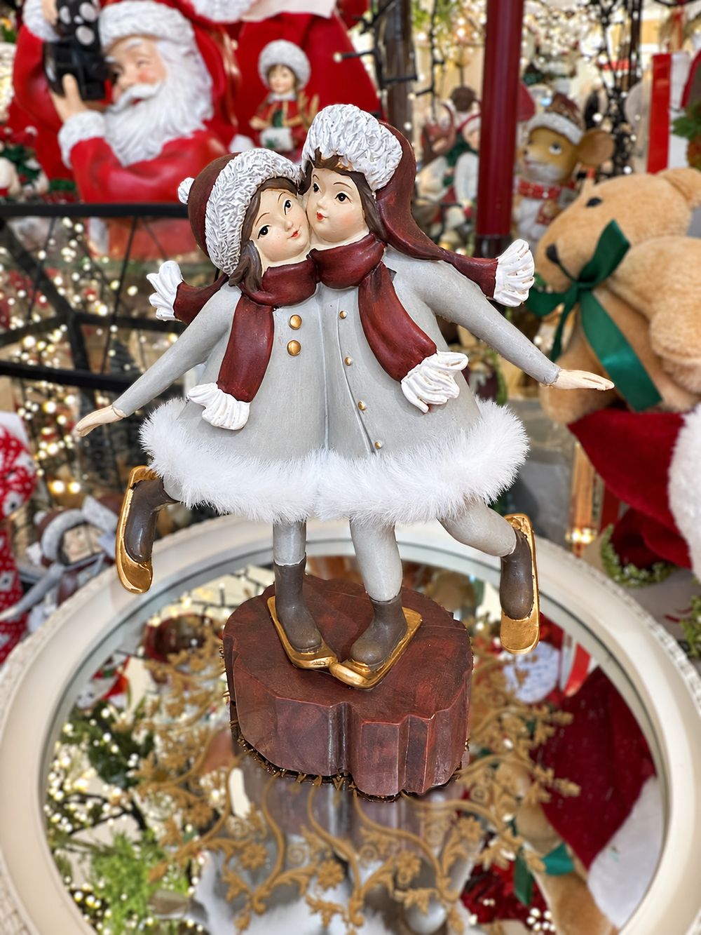 Figurine Les Petites Skieuses vue de face dans un décor de Noël en boutique.