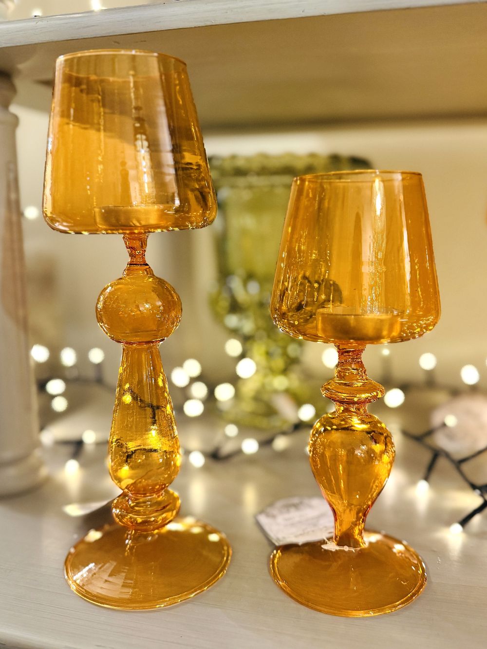 Photophore Ambre Élégance Blanc MariClò en verre ambré orange doré, grand et petit modèle, style romantique et shabby chic, lumière chaleureuse et déco de charme