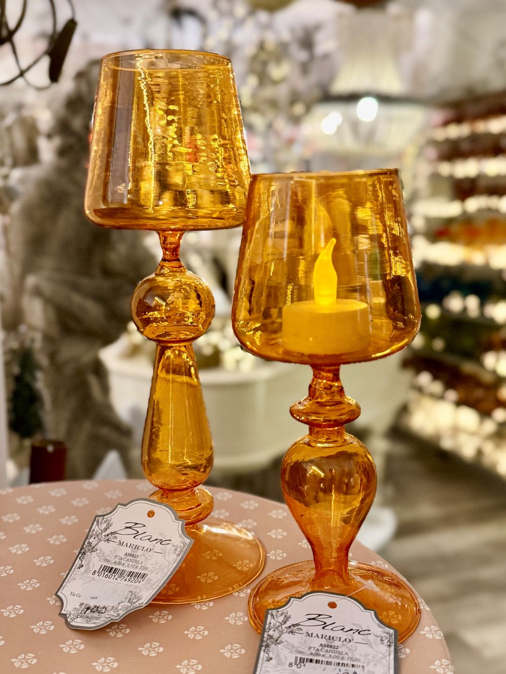 Photophore Ambre Élégance Blanc MariClò en verre ambré orange doré, grand et petit modèle, style romantique et shabby chic, lumière chaleureuse et déco de charme