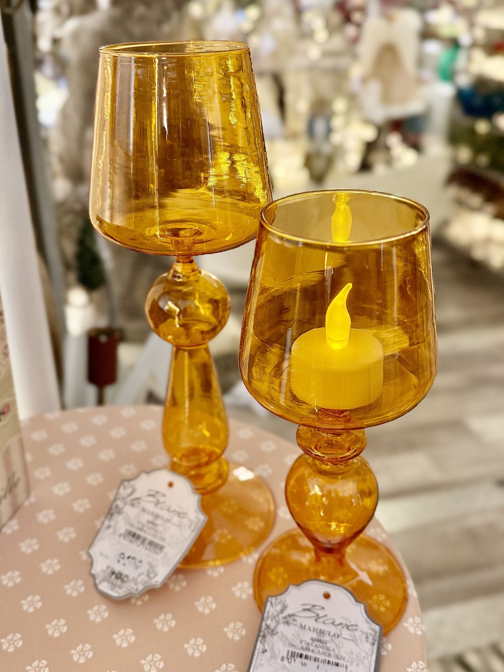 Photophore Ambre Élégance Blanc MariClò en verre ambré orange doré, grand et petit modèle, style romantique et shabby chic, lumière chaleureuse et déco de charme