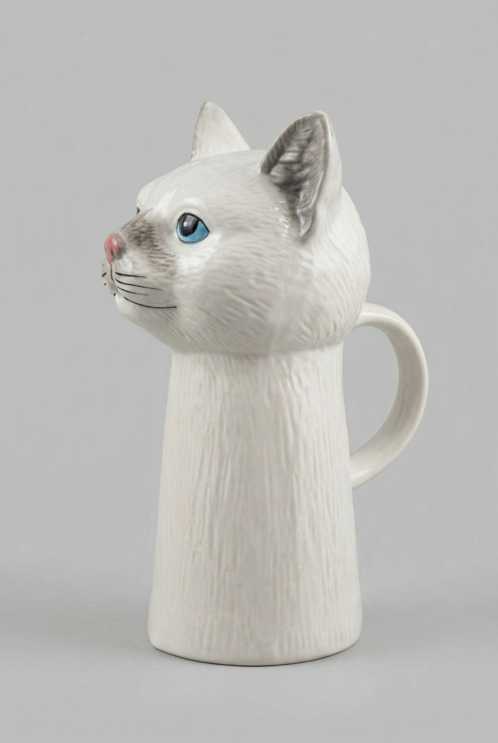Pichet en faïence en forme de chat blanc et gris avec yeux bleus, style shabby chic romantique, décoration de charme pour table ou intérieur poétique