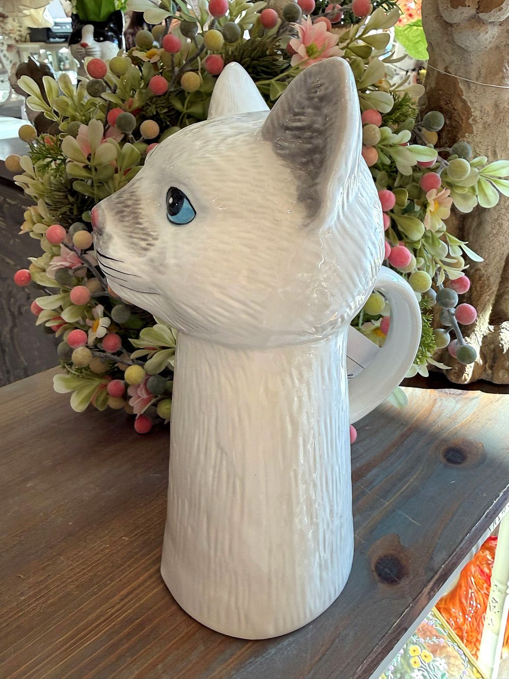 Pichet en faïence en forme de chat blanc et gris avec yeux bleus, style shabby chic romantique, décoration de charme pour table ou intérieur poétique