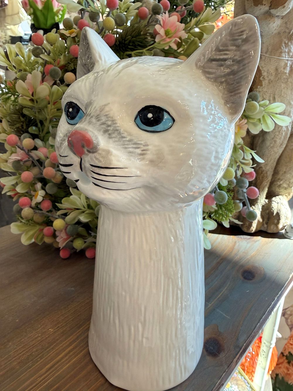 Pichet en faïence en forme de chat blanc et gris avec yeux bleus, style shabby chic romantique, décoration de charme pour table ou intérieur poétique