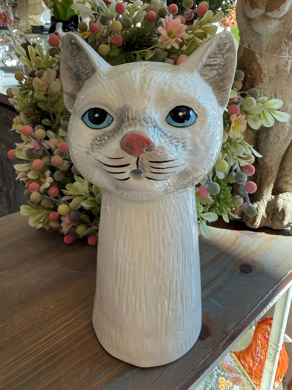 Pichet en faïence en forme de chat blanc et gris avec yeux bleus, style shabby chic romantique, décoration de charme pour table ou intérieur poétique