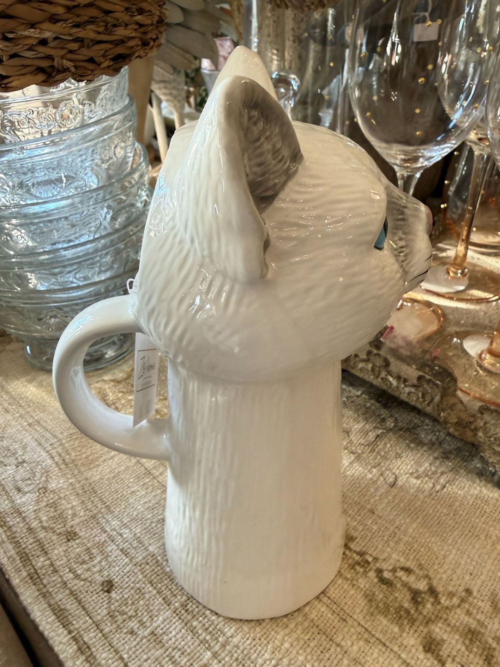 Pichet en faïence en forme de chat blanc et gris avec yeux bleus, style shabby chic romantique, décoration de charme pour table ou intérieur poétique
