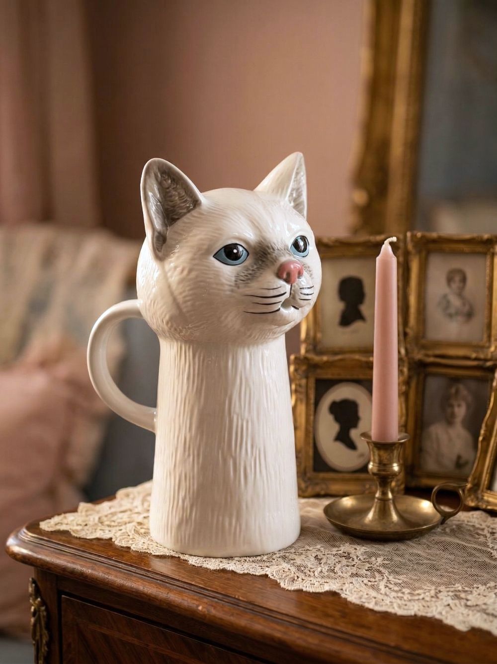 Pichet en faïence en forme de chat blanc et gris avec yeux bleus, style shabby chic romantique, décoration de charme pour table ou intérieur poétique