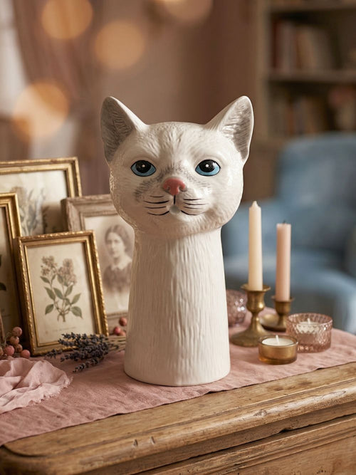 Pichet en faïence en forme de chat blanc et gris avec yeux bleus, style shabby chic romantique, décoration de charme pour table ou intérieur poétique