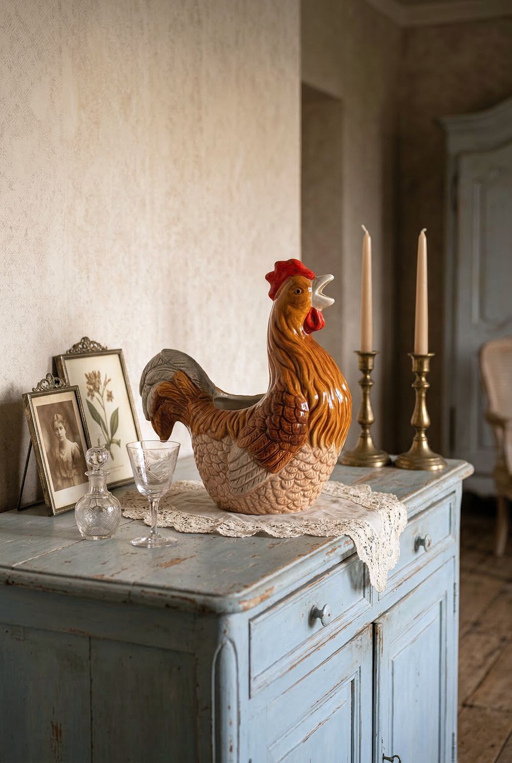Pichet coq en faïence marron rouge et beige, décoration de charme style campagne chic pour cuisine authentique
