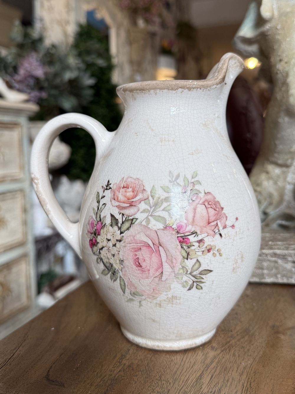 Pichet décoratif blanc patiné à roses, objet du quotidien et vaisselle romantique shabby chic pour décoration de charme