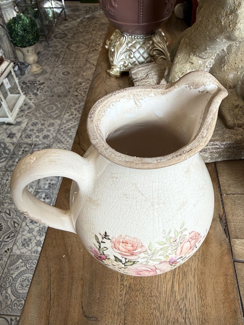 Pichet décoratif blanc patiné à roses, objet du quotidien et vaisselle romantique shabby chic pour décoration de charme