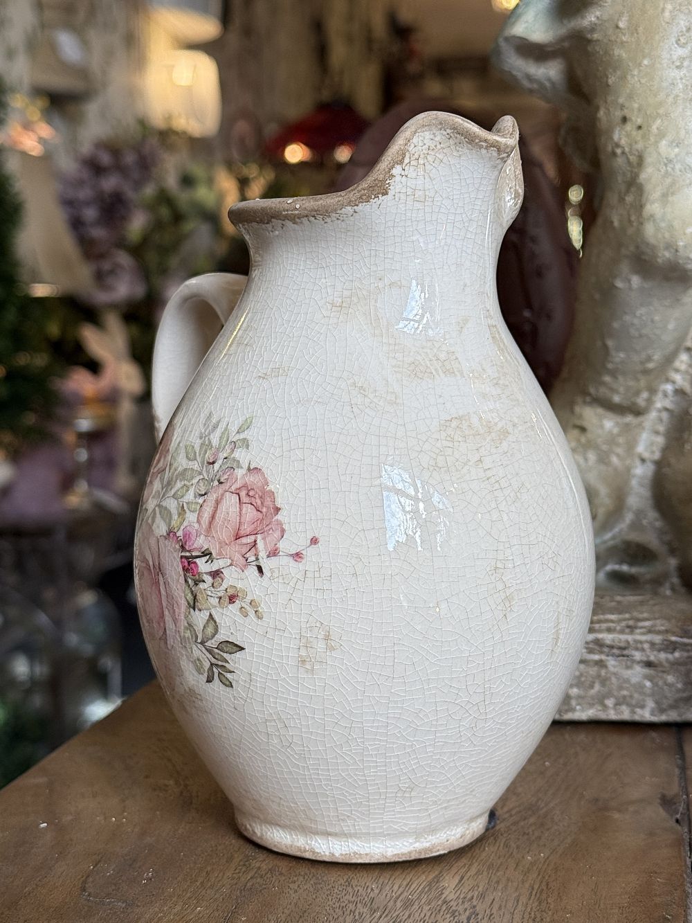 Pichet décoratif blanc patiné à roses, objet du quotidien et vaisselle romantique shabby chic pour décoration de charme