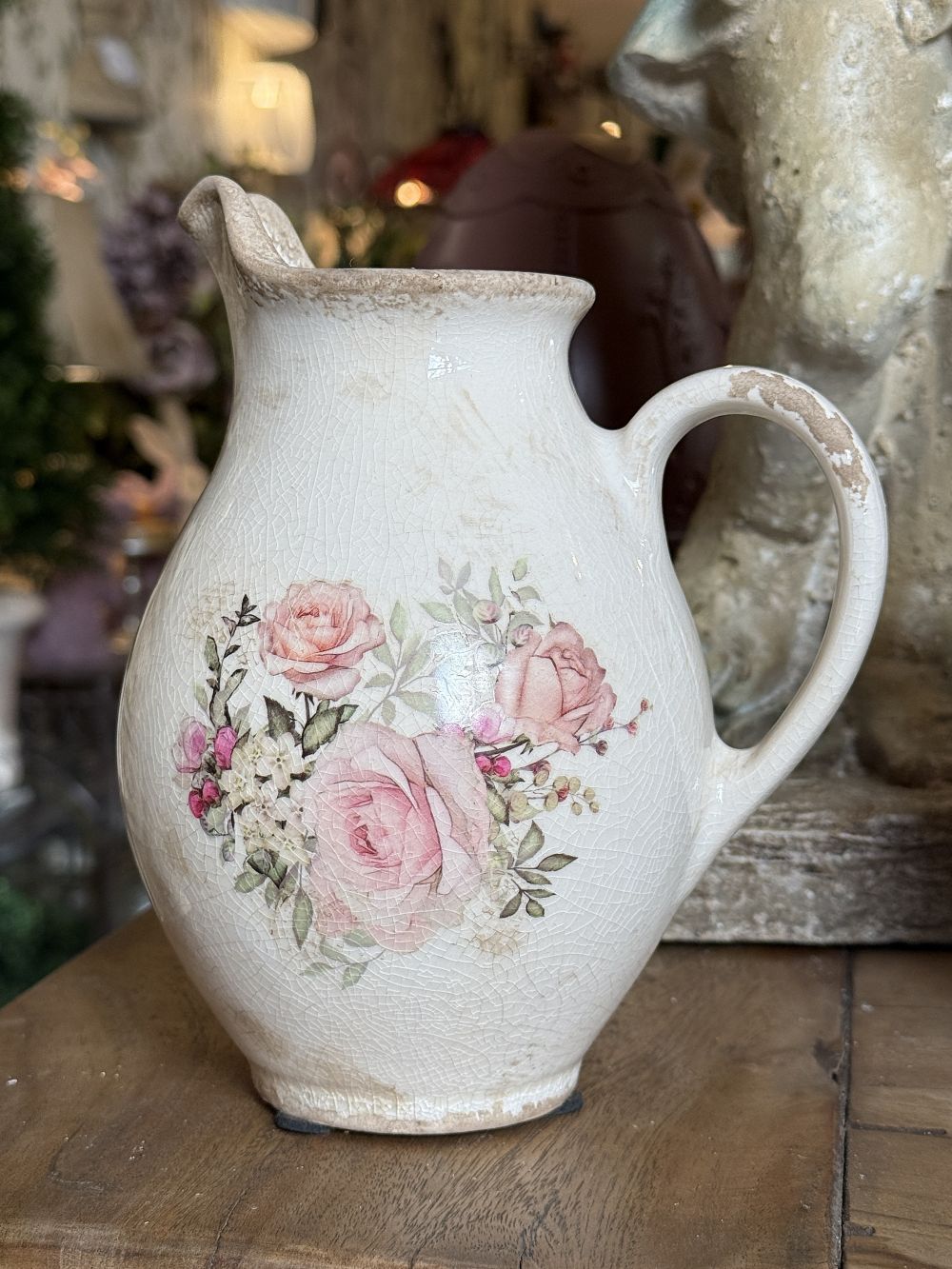 Pichet décoratif blanc patiné à roses, objet du quotidien et vaisselle romantique shabby chic pour décoration de charme