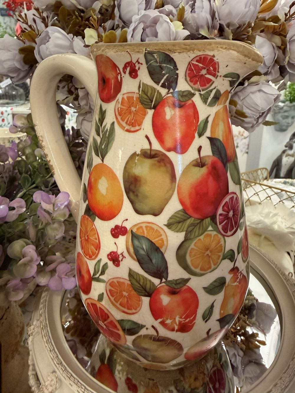 Pichet fruits en terre cuite hauteur 23 cm, décor pommes poires et agrumes rouges et verts, style shabby chic romantique pour table de maison de campagne