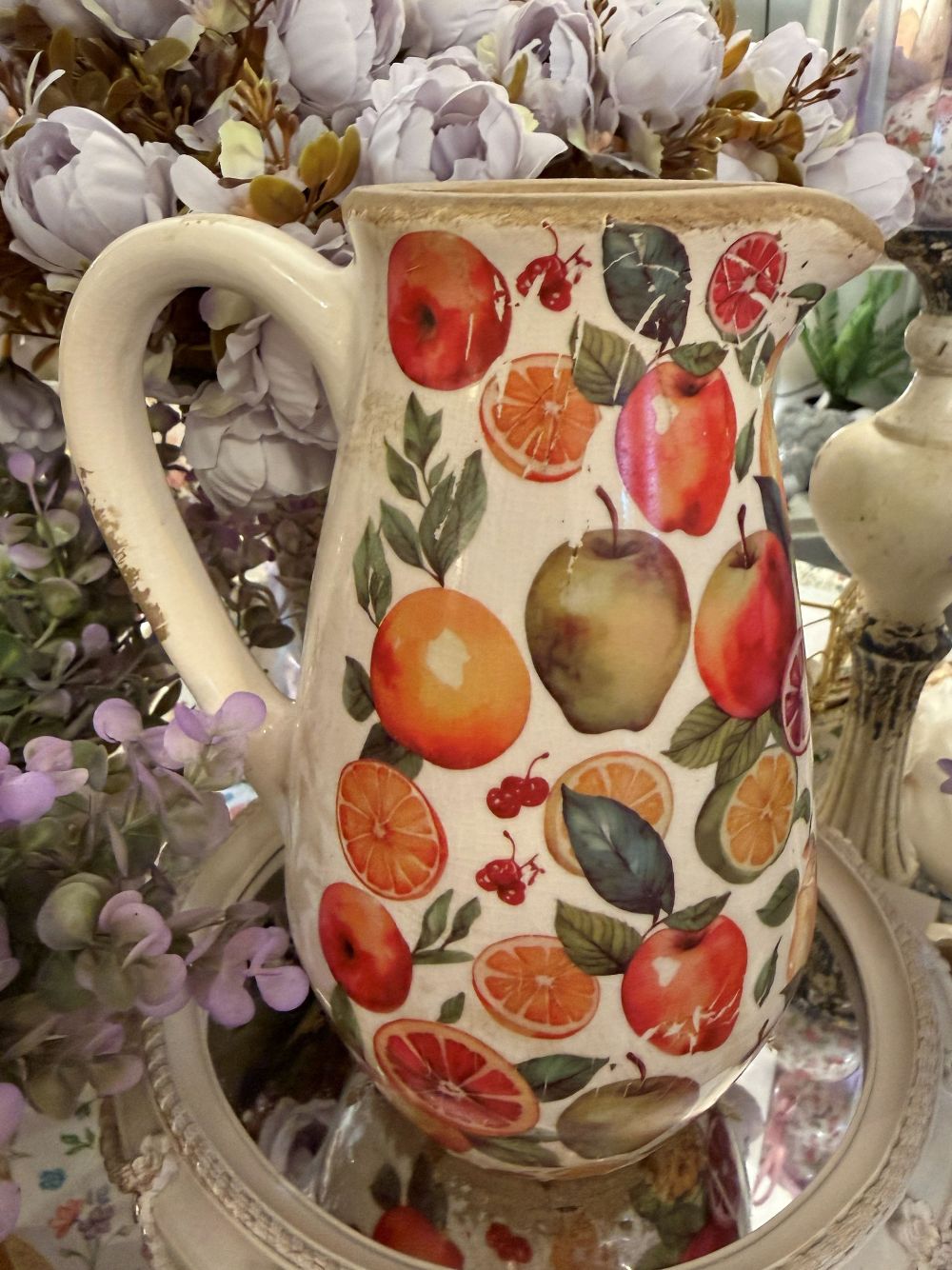 Pichet fruits en terre cuite hauteur 23 cm, décor pommes poires et agrumes rouges et verts, style shabby chic romantique pour table de maison de campagne