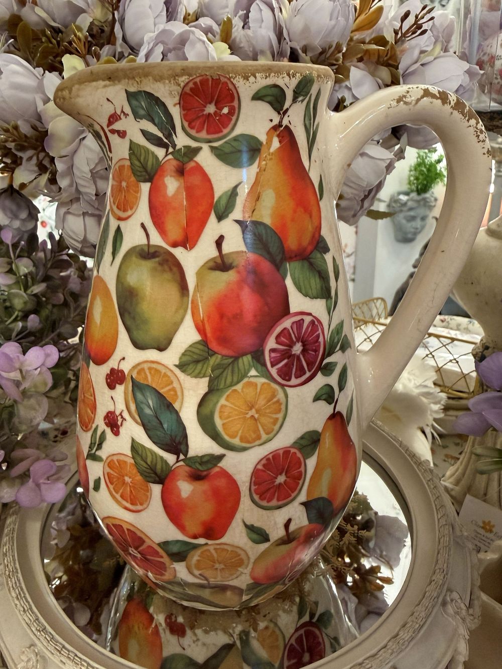Pichet fruits en terre cuite hauteur 23 cm, décor pommes poires et agrumes rouges et verts, style shabby chic romantique pour table de maison de campagne