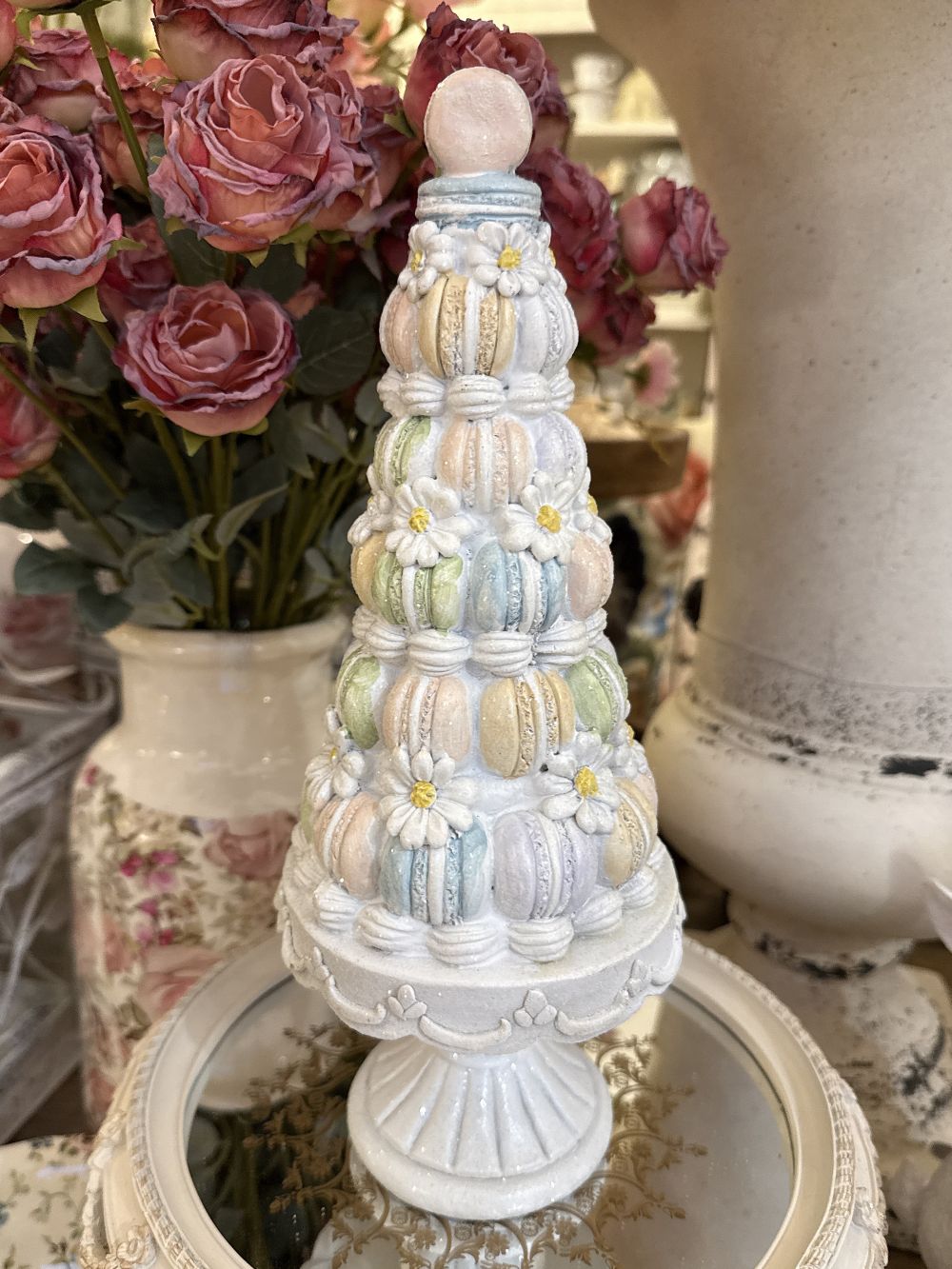 Pièce montée décorative macarons pastel de 30 cm, accessoire de décoration romantique shabby chic, tons blancs et pastels, ambiance poétique et féérique