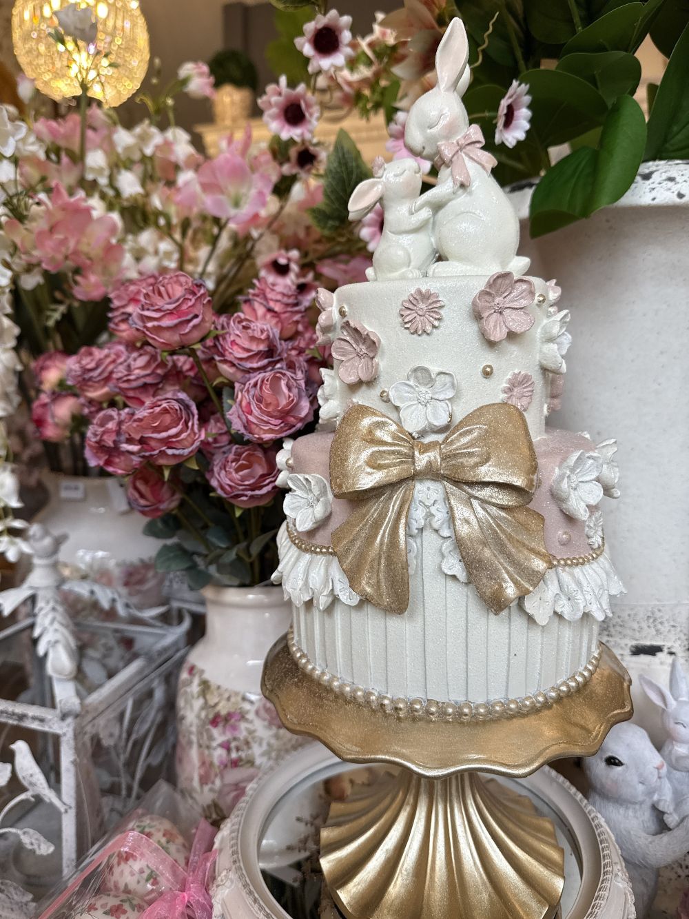 Pièce montée décorative de Pâques avec lapins, blanc patiné, rose poudré et doré, style shabby chic romantique et poétique, décoration de charme