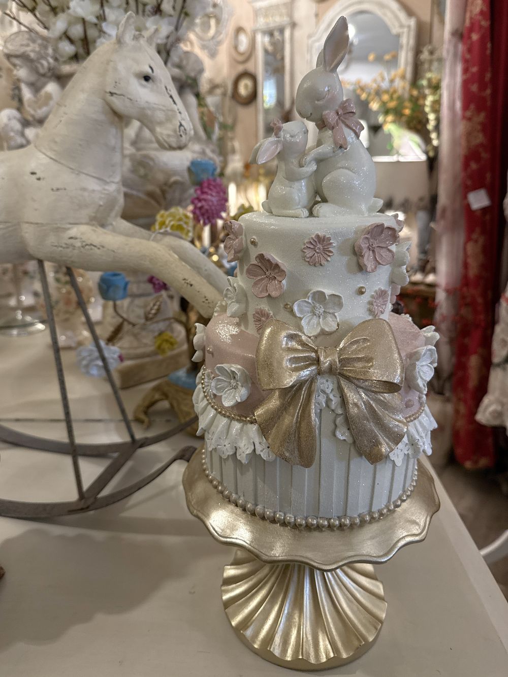 Pièce montée décorative de Pâques avec lapins, blanc patiné, rose poudré et doré, style shabby chic romantique et poétique, décoration de charme
