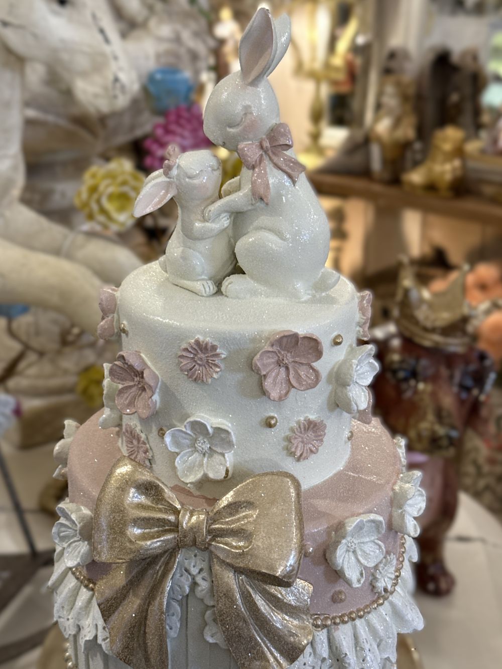 Pièce montée décorative de Pâques avec lapins, blanc patiné, rose poudré et doré, style shabby chic romantique et poétique, décoration de charme