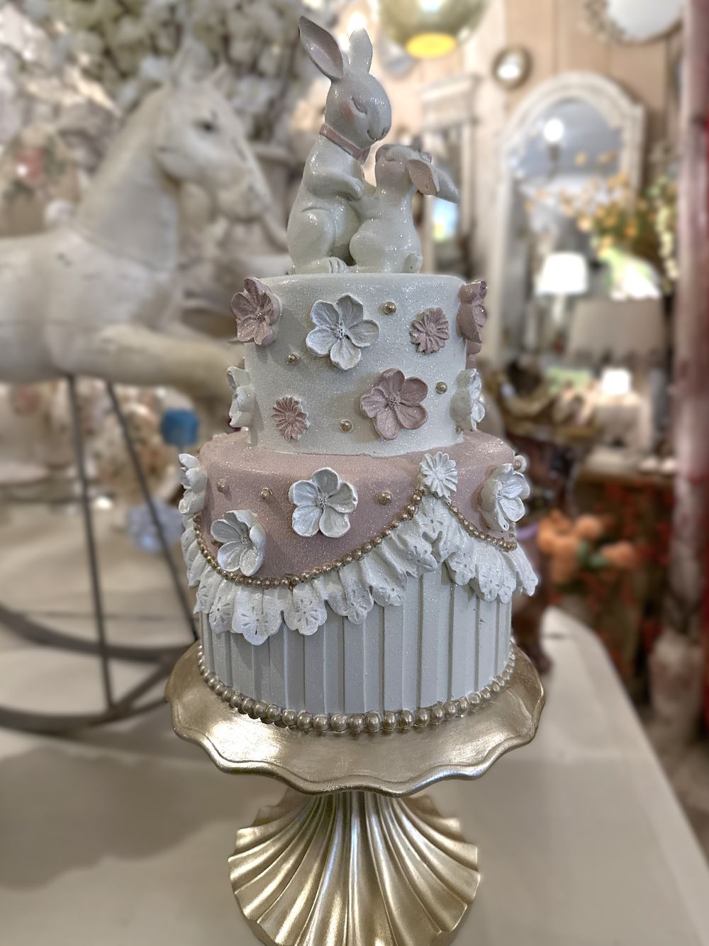 Pièce montée décorative de Pâques avec lapins, blanc patiné, rose poudré et doré, style shabby chic romantique et poétique, décoration de charme