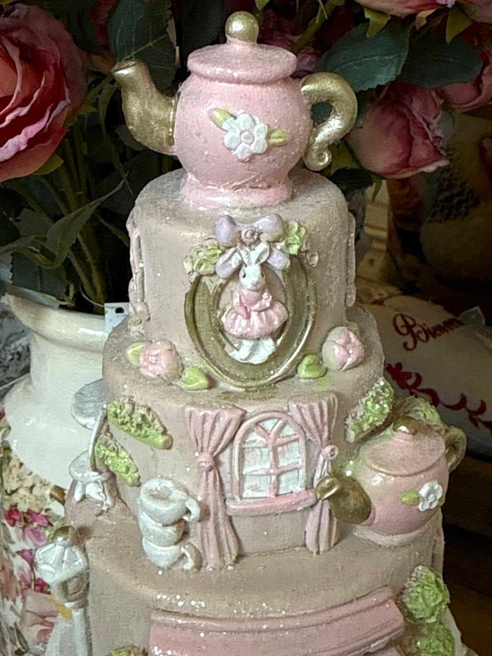 Pièce montée décorative shabby chic rose et blanc, accessoire de décoration romantique et féérique, style maison de charme, ambiance poétique